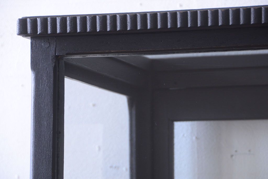 アンティーク家具　大正ロマン　丸脚!つや消しブラックペイントの縦型アンティークガラスケース