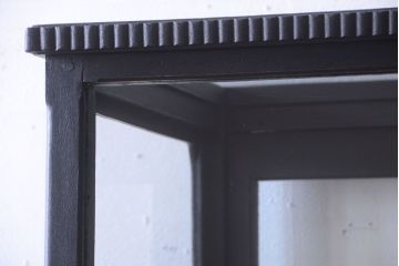 アンティーク家具　大正ロマン　丸脚!つや消しブラックペイントの縦型アンティークガラスケース
