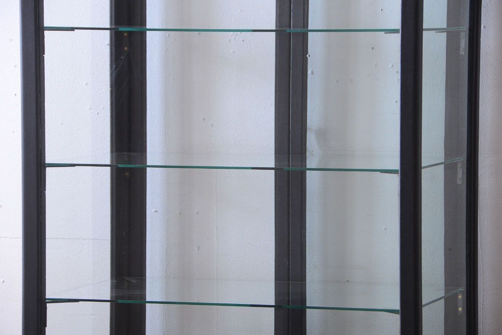 アンティーク家具　大正ロマン　丸脚!つや消しブラックペイントの縦型アンティークガラスケース