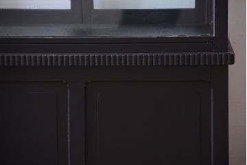 アンティーク家具　大正ロマン　丸脚!つや消しブラックペイントの縦型アンティークガラスケース