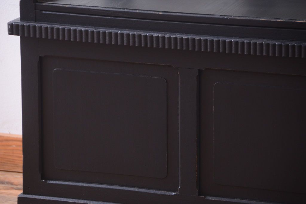 アンティーク家具　大正ロマン　丸脚!つや消しブラックペイントの縦型アンティークガラスケース