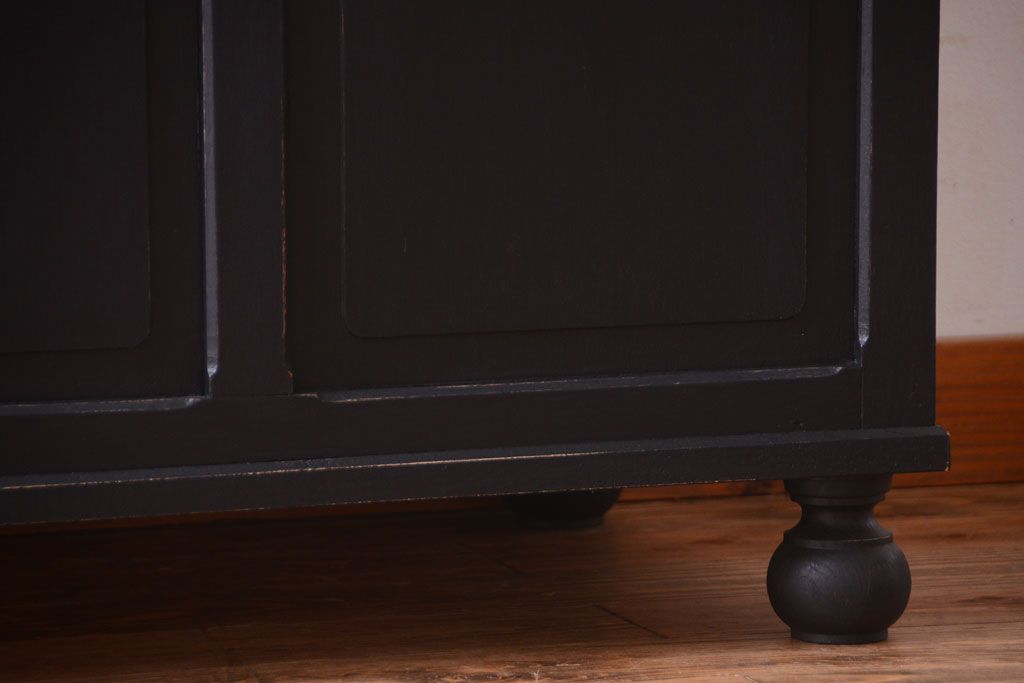 アンティーク家具　大正ロマン　丸脚!つや消しブラックペイントの縦型アンティークガラスケース