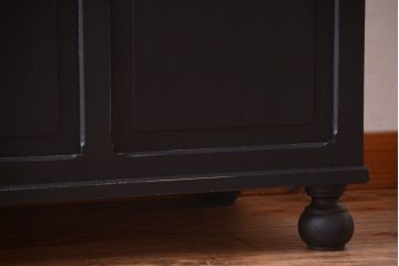 アンティーク家具　大正ロマン　丸脚!つや消しブラックペイントの縦型アンティークガラスケース