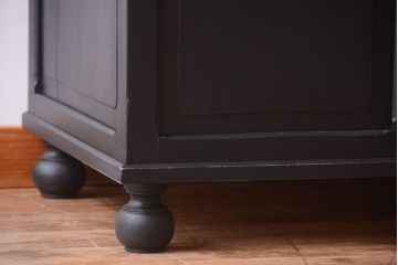 アンティーク家具　大正ロマン　丸脚!つや消しブラックペイントの縦型アンティークガラスケース