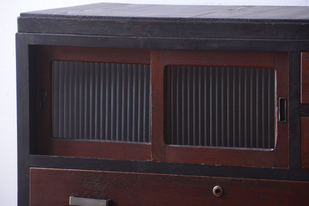 レトロ家具　昭和レトロ　モールガラス入り!古い木製のアンティークチェスト