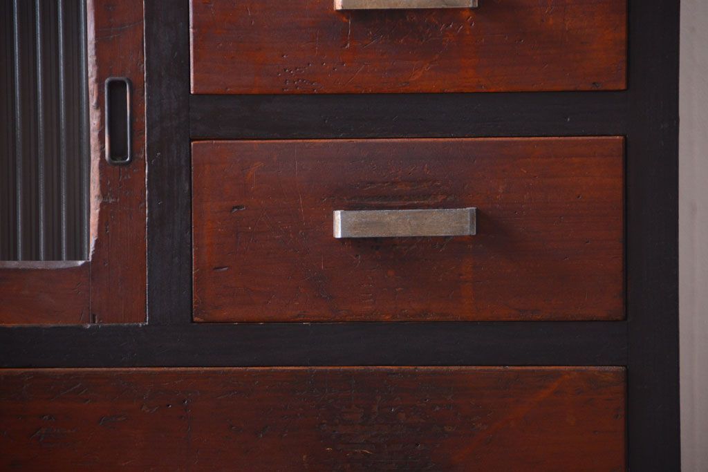 レトロ家具　昭和レトロ　モールガラス入り!古い木製のアンティークチェスト