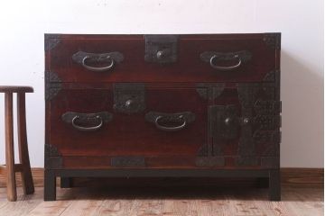 アンティーク家具　アンティーク　脚付き!古い木の質感が味わい深い時代箪笥ローボード(衣装箪笥)