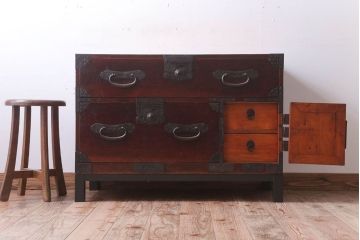 アンティーク家具　アンティーク　脚付き!古い木の質感が味わい深い時代箪笥ローボード(衣装箪笥)