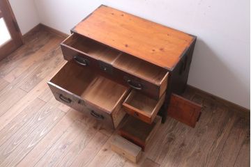 アンティーク家具　アンティーク　脚付き!古い木の質感が味わい深い時代箪笥ローボード(衣装箪笥)