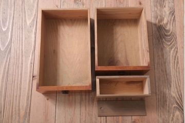 アンティーク家具　アンティーク　脚付き!古い木の質感が味わい深い時代箪笥ローボード(衣装箪笥)