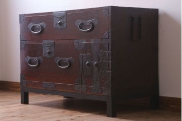 アンティーク家具　アンティーク　脚付き!古い木の質感が味わい深い時代箪笥ローボード(衣装箪笥)