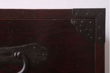 アンティーク家具　アンティーク　脚付き!古い木の質感が味わい深い時代箪笥ローボード(衣装箪笥)