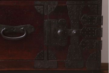 アンティーク家具　アンティーク　脚付き!古い木の質感が味わい深い時代箪笥ローボード(衣装箪笥)