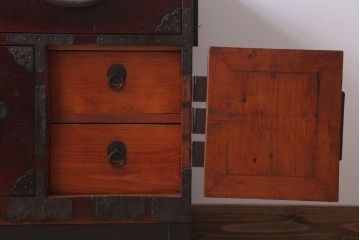 アンティーク家具　アンティーク　脚付き!古い木の質感が味わい深い時代箪笥ローボード(衣装箪笥)