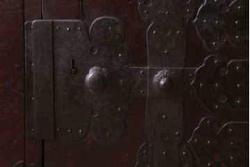 アンティーク家具　アンティーク　脚付き!古い木の質感が味わい深い時代箪笥ローボード(衣装箪笥)