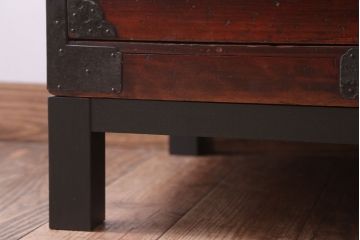 アンティーク家具　アンティーク　脚付き!古い木の質感が味わい深い時代箪笥ローボード(衣装箪笥)