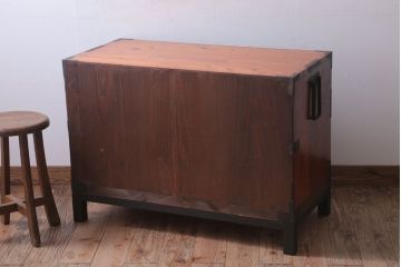 アンティーク家具　アンティーク　脚付き!古い木の質感が味わい深い時代箪笥ローボード(衣装箪笥)