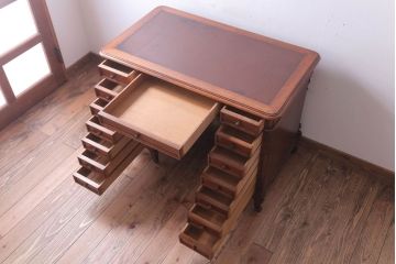 アンティーク家具　イギリスアンティーク　マホガニー・オーク材製　上品な彫刻の最高級両袖デスク(両袖机)