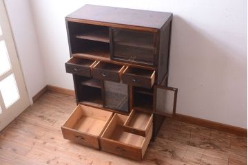 アンティーク家具　和製アンティーク　結霜ガラス入り!古い木の食器棚(収納棚・戸棚)