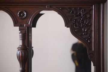 アンティーク家具　イギリスアンティーク　特大　上品なレリーフ入りのオーク材製最高級カップボード(収納棚・戸棚)