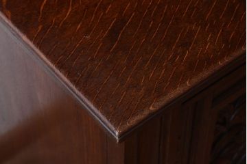 アンティーク家具　イギリスアンティーク　特大　上品なレリーフ入りのオーク材製最高級カップボード(収納棚・戸棚)