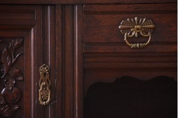 アンティーク家具　イギリスアンティーク　特大　上品なレリーフ入りのオーク材製最高級カップボード(収納棚・戸棚)