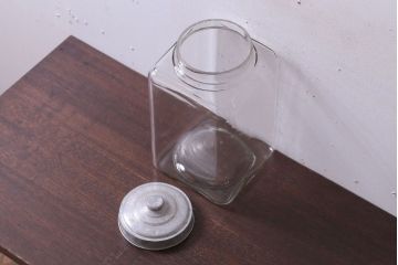 アンティーク雑貨　昭和レトロ　蓋付きのアンティークガラス瓶(ビン)(3)