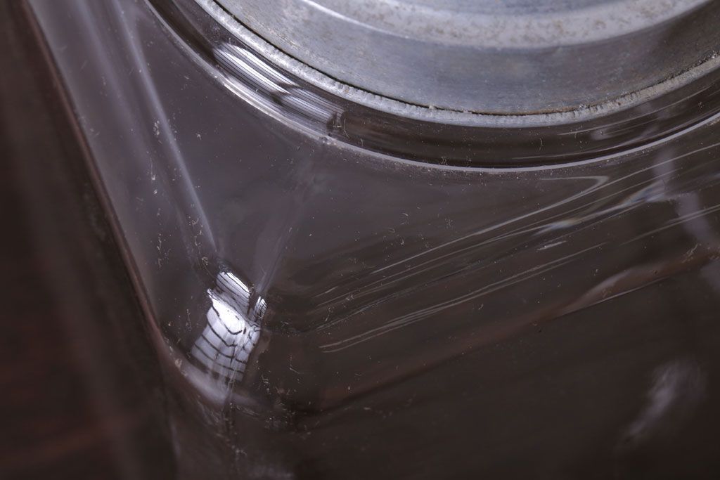 アンティーク雑貨　昭和レトロ　蓋付きのアンティークガラス瓶(ビン)(3)