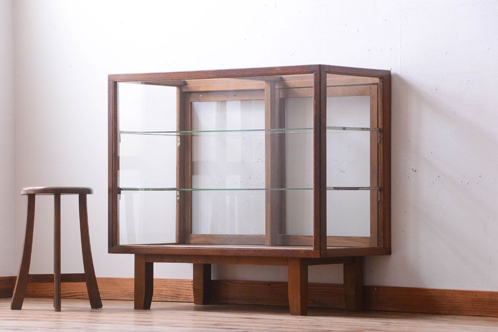レトロ家具　昭和レトロ　古い木製のシンプルな脚付きガラスケース(ショーケース)(1)