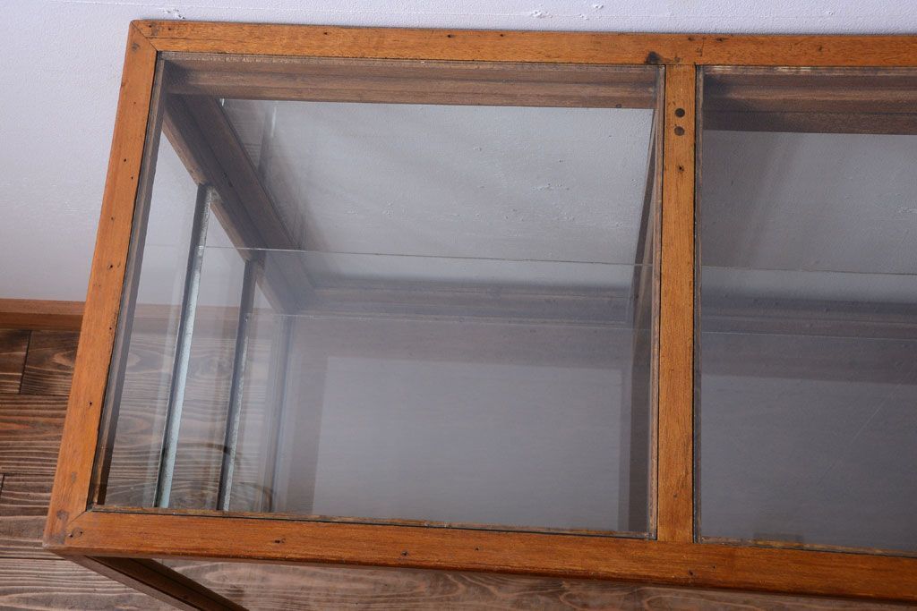 レトロ家具　昭和レトロ　古い木製のシンプルな脚付きガラスケース(ショーケース)(1)