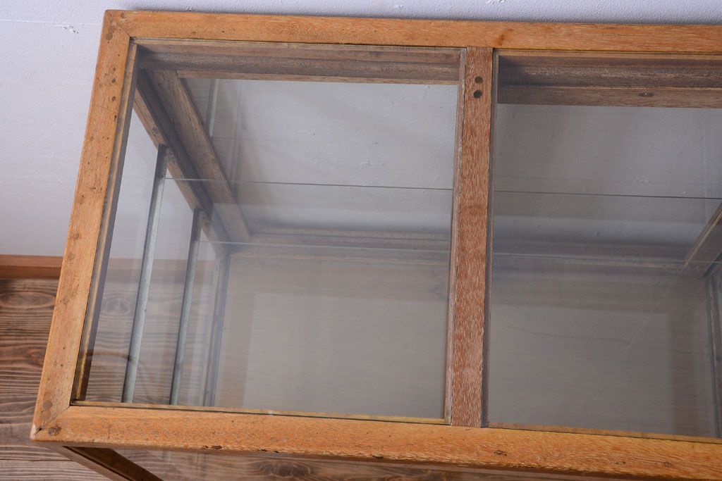 レトロ家具　昭和レトロ　古い木製のシンプルな脚付きガラスケース(ショーケース)(2)