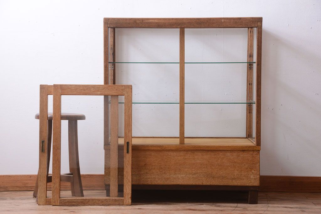 レトロ家具　昭和レトロ　古い木製のシンプルな脚付きガラスケース(ショーケース)(2)