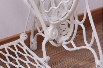 アンティーク家具　アンティークペイント　おしゃれなシンガーミシンの鉄脚(3)
