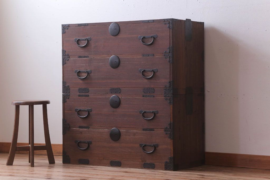 アンティーク家具　和製アンティーク　シンプルな丸金具の重ね桐箪笥(衣装箪笥、桐たんす)