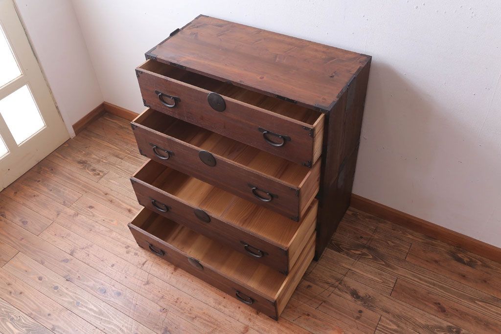 アンティーク家具　和製アンティーク　シンプルな丸金具の重ね桐箪笥(衣装箪笥、桐たんす)