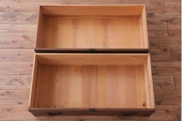 アンティーク家具　和製アンティーク　シンプルな丸金具の重ね桐箪笥(衣装箪笥、桐たんす)