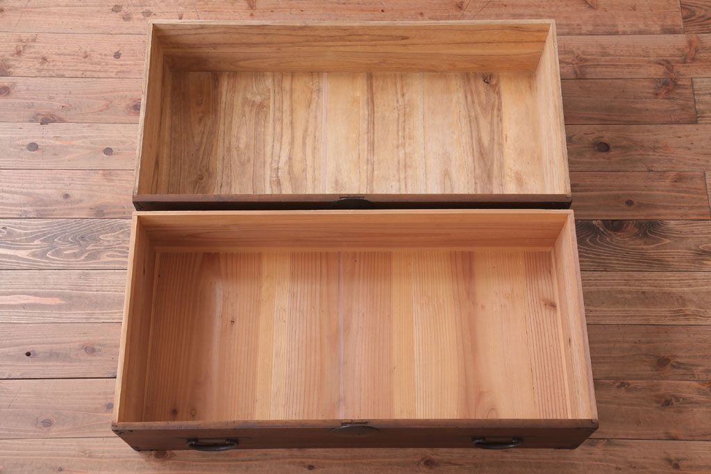 アンティーク家具　和製アンティーク　シンプルな丸金具の重ね桐箪笥(衣装箪笥、桐たんす)