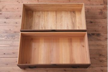 アンティーク家具　和製アンティーク　シンプルな丸金具の重ね桐箪笥(衣装箪笥、桐たんす)