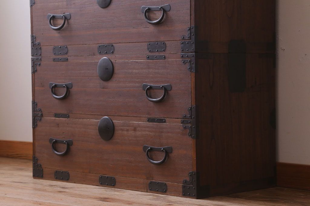 アンティーク家具　和製アンティーク　シンプルな丸金具の重ね桐箪笥(衣装箪笥、桐たんす)