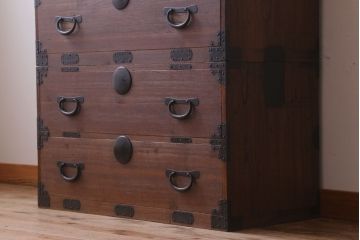 アンティーク家具　和製アンティーク　シンプルな丸金具の重ね桐箪笥(衣装箪笥、桐たんす)