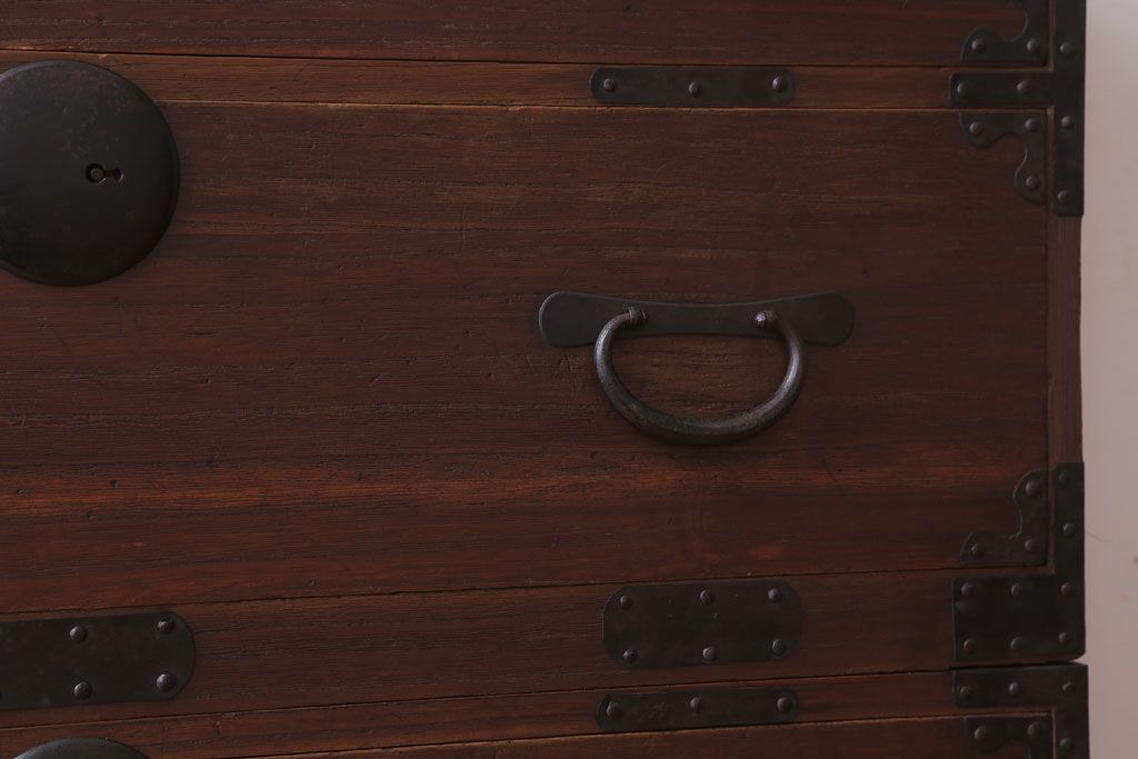 アンティーク家具　和製アンティーク　シンプルな丸金具の重ね桐箪笥(衣装箪笥、桐たんす)