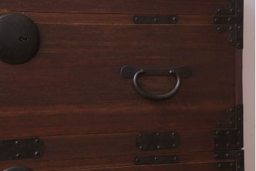 アンティーク家具　和製アンティーク　シンプルな丸金具の重ね桐箪笥(衣装箪笥、桐たんす)