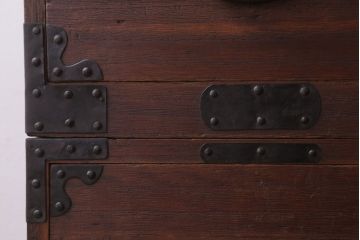 アンティーク家具　和製アンティーク　シンプルな丸金具の重ね桐箪笥(衣装箪笥、桐たんす)