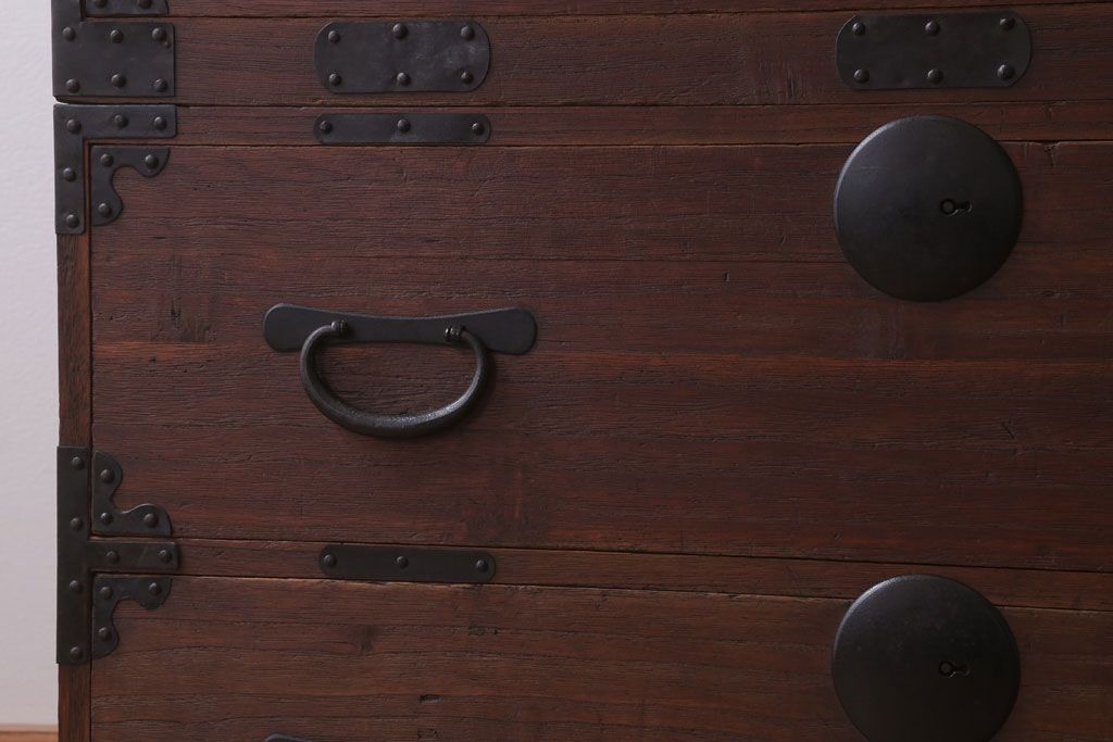 アンティーク家具　和製アンティーク　シンプルな丸金具の重ね桐箪笥(衣装箪笥、桐たんす)