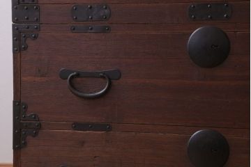アンティーク家具　和製アンティーク　シンプルな丸金具の重ね桐箪笥(衣装箪笥、桐たんす)