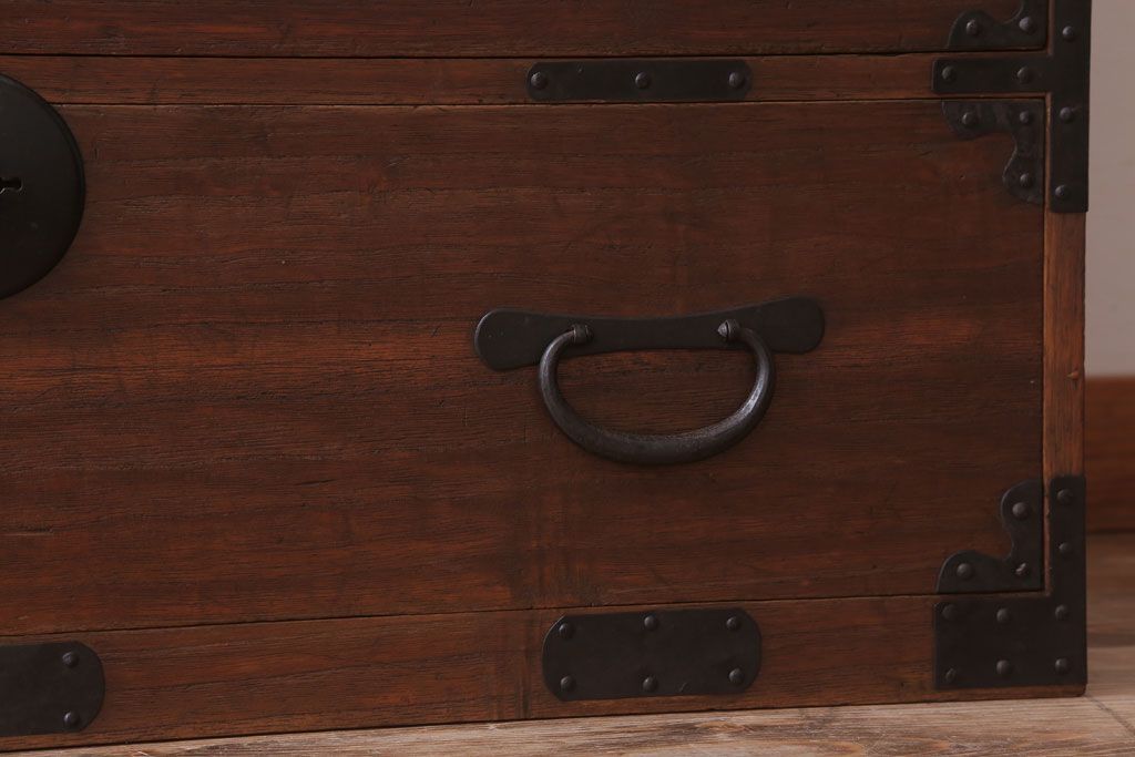 アンティーク家具　和製アンティーク　シンプルな丸金具の重ね桐箪笥(衣装箪笥、桐たんす)