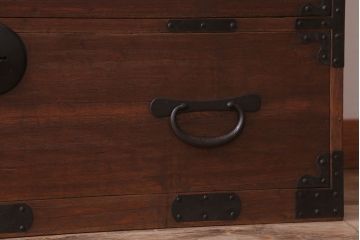 アンティーク家具　和製アンティーク　シンプルな丸金具の重ね桐箪笥(衣装箪笥、桐たんす)