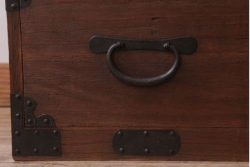 アンティーク家具　和製アンティーク　シンプルな丸金具の重ね桐箪笥(衣装箪笥、桐たんす)