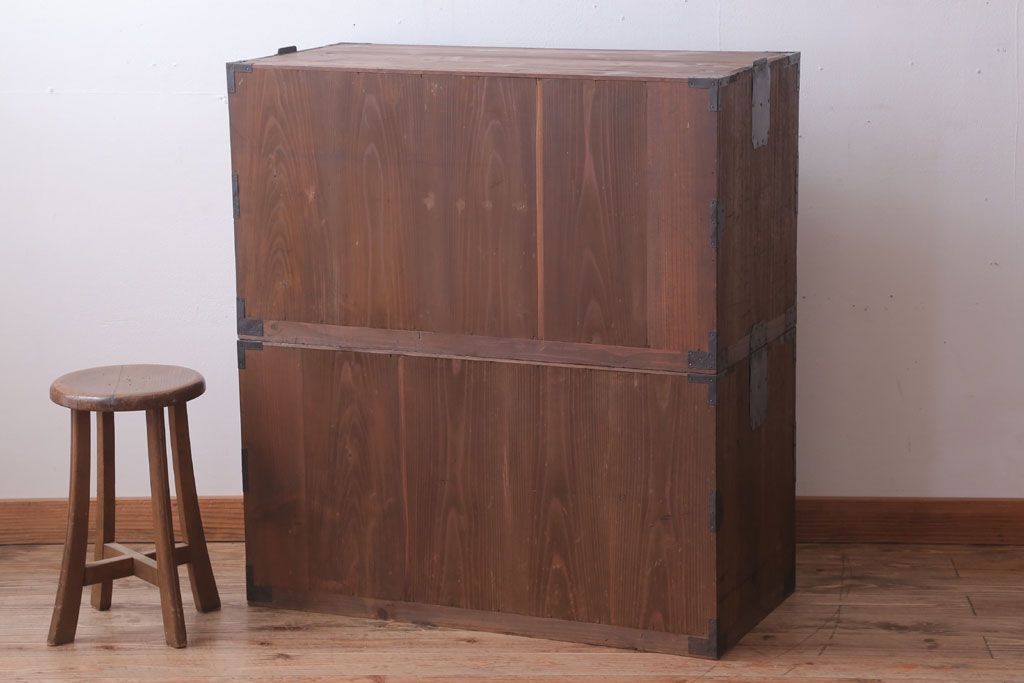 アンティーク家具　和製アンティーク　シンプルな丸金具の重ね桐箪笥(衣装箪笥、桐たんす)