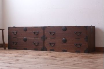 アンティーク家具　和製アンティーク　シンプルな丸金具の重ね桐箪笥(衣装箪笥、桐たんす)